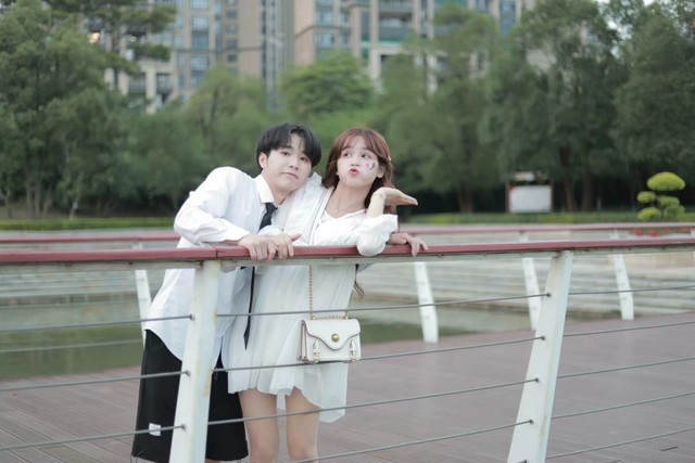 小猪(世贤妹妹)我回来了 萌小叶那走吧,我们一起去游乐园 他们去了游