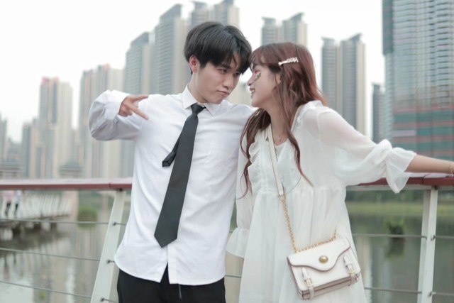 小猪(世贤妹妹)我回来了 萌小叶那走吧,我们一起去游乐园 他们去了游