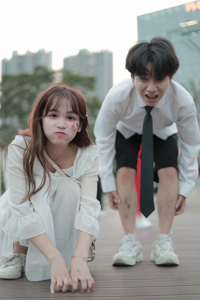 小猪(世贤妹妹)我回来了 萌小叶那走吧,我们一起去游乐园 他们去了游