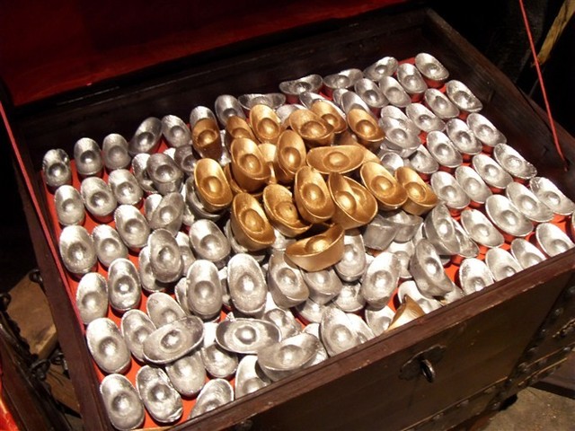 好几箱子,还有一些金银首饰凤倾霜(大小姐)这就是国库了吧国库里被凤