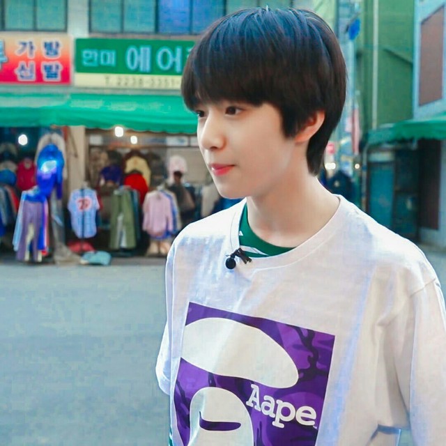 刘语诺刘耀文刘语诺看见刘耀文来了很是开心同学3:刘耀文怎么来了刘