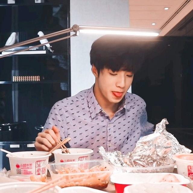 好姜怡宝快点下来吃饭吧刘耀文刘耀文抬头便看见了姜怡宝姜怡宝下了楼