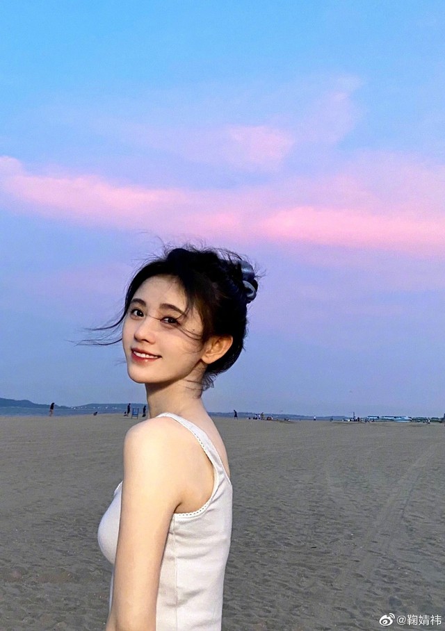 鞠婧祎现代装与大海