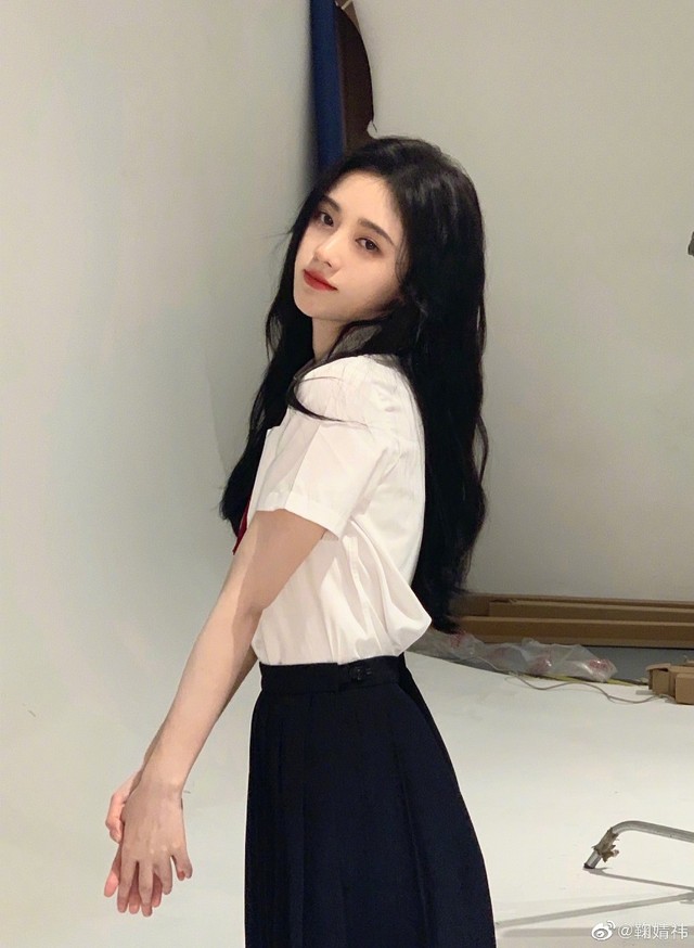 鞠婧祎现代装学姐白褶裙
