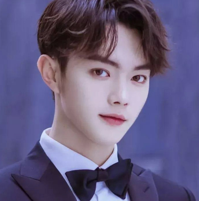 许凯综穿你微笑时很美