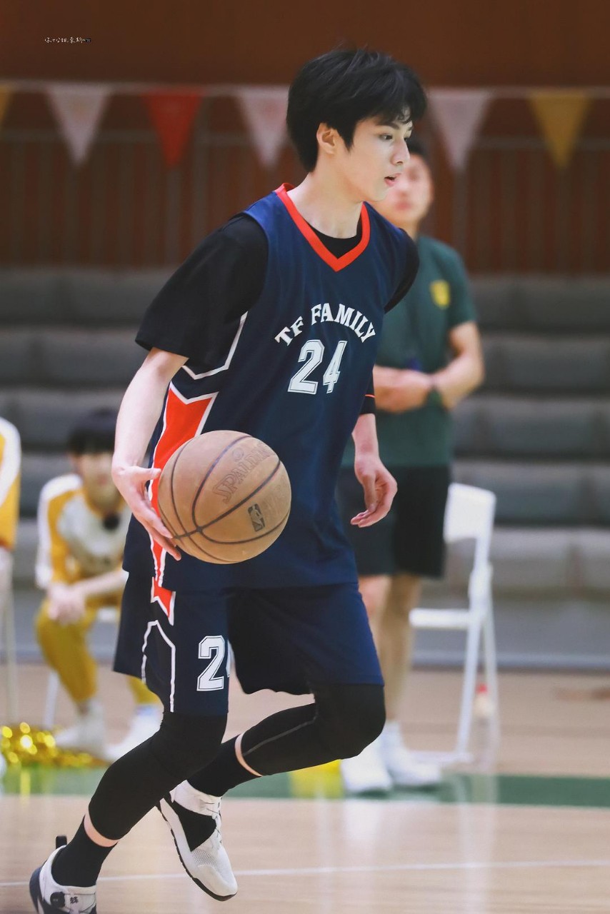 刘耀文的照片打篮球图片