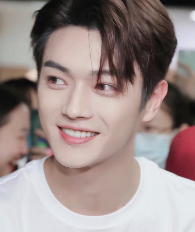 许凯综穿你微笑时很美