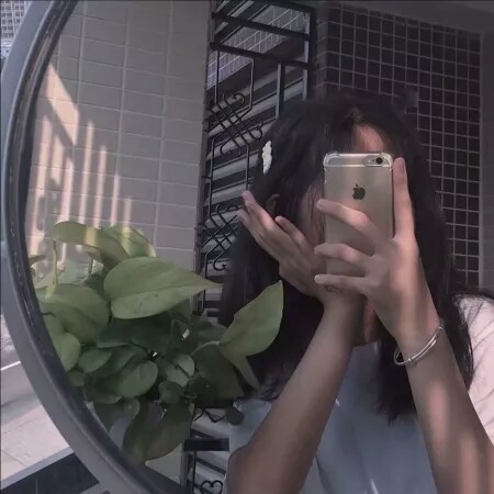 洛丽塔衣服下半身12手机挡脸女