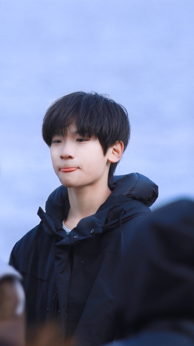 张峻豪摩尔对这女孩请小心一点