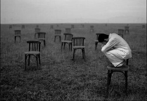 孤僻,内心深处的暗淡无光,原来为他人设置了位置,却是无人观赏.