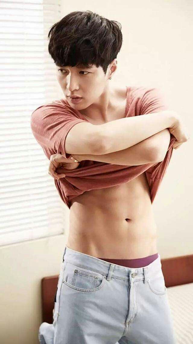 韩国有腹肌的男明星图片