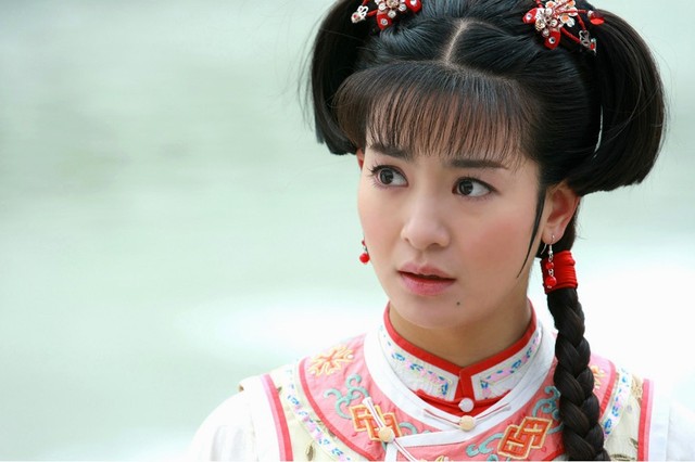 他们因拍摄电视剧《新还珠格格》时,而相识相恋.