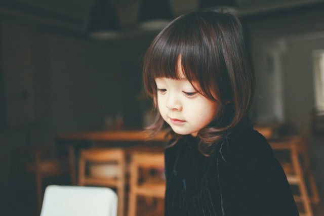 明星同人小说 迷失微光中的星辰:双生黄佳怡将手中盒子里整齐排列的