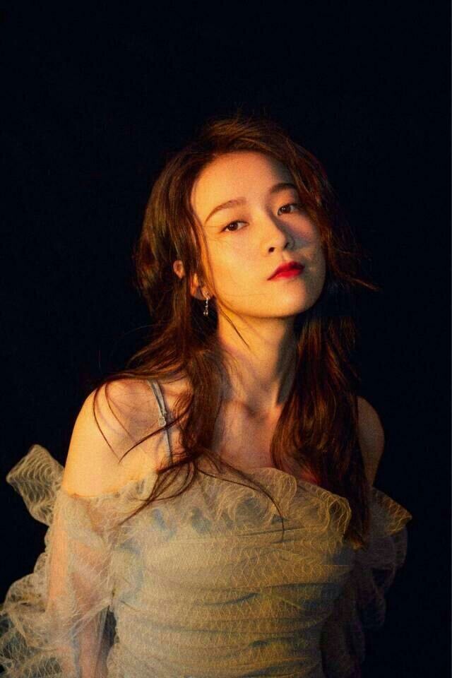 陶晚转身向门外走去她摘下耳机轻轻向后一抛就在耳机落地的一瞬间一声