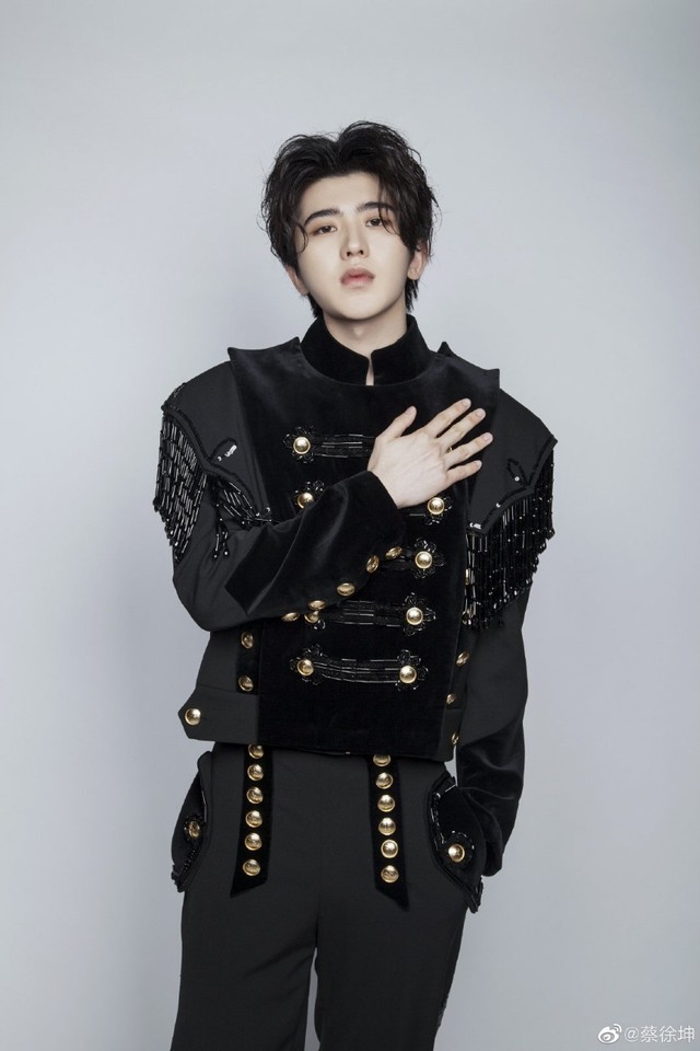 prada代言人蔡徐坤精选壁纸系列