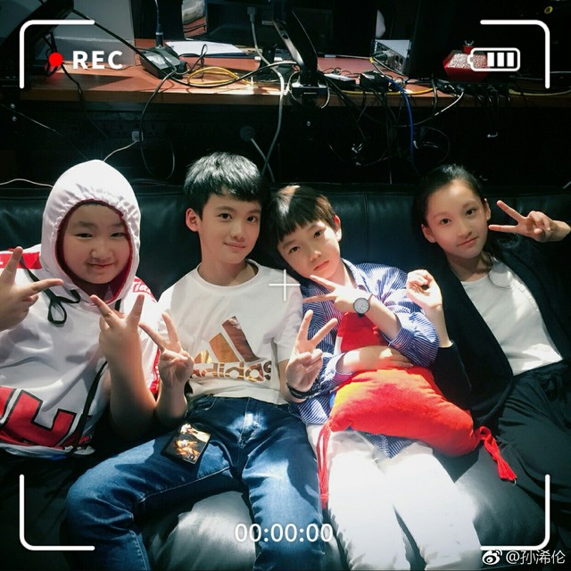 眼睛变成蓝色,那么请看下图 话梅下面是查理九世大电影真人版dodo冒险