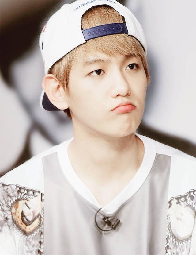 本来应该冷酷无情的边伯贤此时却卖萌地嘟起嘴:"安啦安啦!