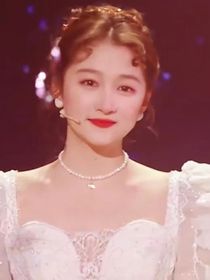 关晓彤一路随行