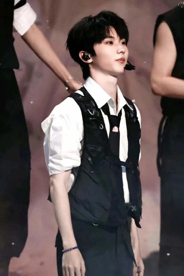 开局躺在马嘉祺床上，就成了他的女朋友！