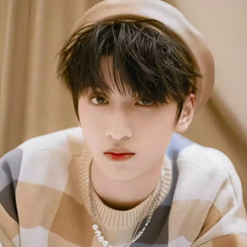 严浩翔：奖励一个亲亲